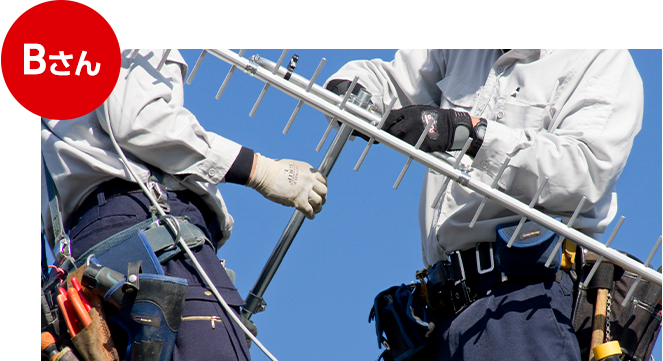 アンテナ作業中の男性の写真